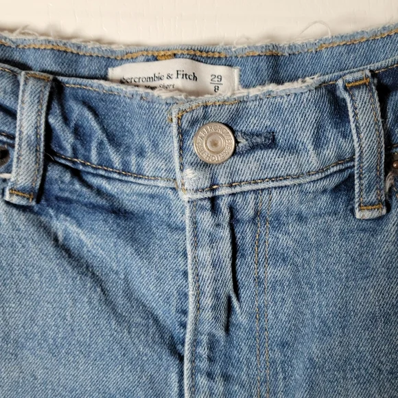Abercrombie & Fitch The 4" Mom Medium Wash Short High Rise Raw Cut Hem Size 29/8 - Picture 4 of 10
